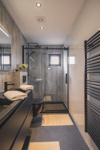 baño con ducha y puerta de cristal en MarinaPark Bad Nederrijn en Maurik