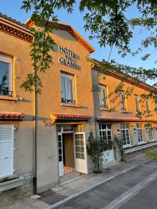 een gebouw met een bord dat hotel van het spel leest bij Hôtel de la Glane in Oradour-sur-Glane