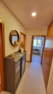 een badkamer met een wastafel en een spiegel aan de muur bij Casa Barca Velha in Ponte da Barca