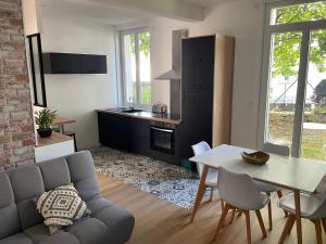 salon z kanapą i stołem w obiekcie Le P'tit Montjoux - Appart avec Jardin proche gare w Besançon