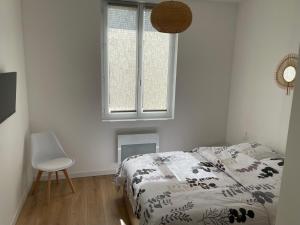 Łóżko lub łóżka w pokoju w obiekcie Le P'tit Montjoux - Appart avec Jardin proche gare