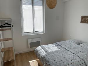 Łóżko lub łóżka w pokoju w obiekcie Le P'tit Montjoux - Appart avec Jardin proche gare