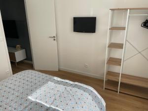 Łóżko lub łóżka w pokoju w obiekcie Le P'tit Montjoux - Appart avec Jardin proche gare