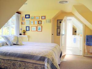 
A bed or beds in a room at Southdown Cottage
