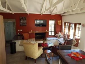 ein Wohnzimmer mit einem Sofa und einem Kamin in der Unterkunft Karibu Self-catering Accommodation in Hermanus