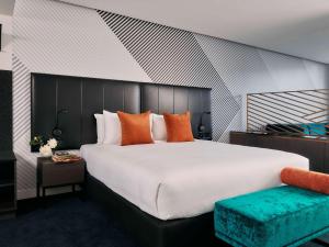 Postel nebo postele na pokoji v ubytování Movenpick Hotel Melbourne On Spencer