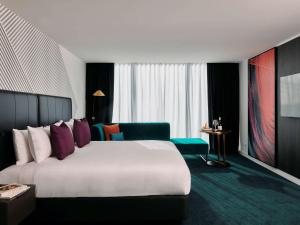 Postel nebo postele na pokoji v ubytování Movenpick Hotel Melbourne On Spencer