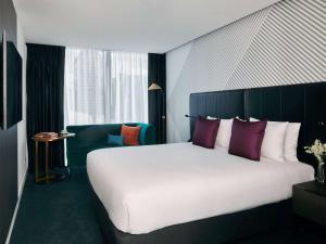 Postel nebo postele na pokoji v ubytování Movenpick Hotel Melbourne On Spencer