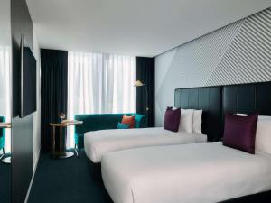 Postel nebo postele na pokoji v ubytování Movenpick Hotel Melbourne On Spencer