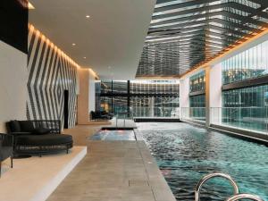 un vestíbulo con piscina en un edificio en Movenpick Hotel Melbourne On Spencer en Melbourne