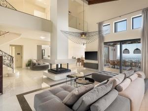 Μια τηλεόραση ή/και κέντρο ψυχαγωγίας στο Villa Heora - The Floating Residence
