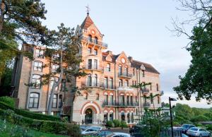 um grande edifício de tijolos com uma torre em The Petersham em Richmond upon Thames