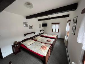 Postel nebo postele na pokoji v ubytování Penzion Dřevák