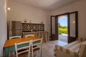 cocina y comedor con mesa y vistas en Podere Santa Chiara, en Otranto