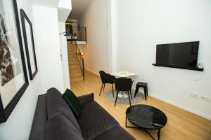 uma sala de estar com um sofá e uma mesa em Total Valencia Torres de Quart em Valência