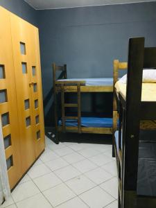 a room with two bunk beds and a door at Apartamento para temporada perto do aeroporto de Brasilia in Brasilia