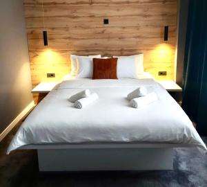 ein großes weißes Bett mit zwei Kissen darauf in der Unterkunft A8 b&b in Zagreb
