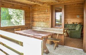 - une salle à manger avec une table et des chaises dans une cabane en rondins dans l'établissement Gorgeous Home In Mscice With Kitchen, à Mścice