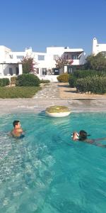 Bazén v ubytovaní Rosanna kite apartments by the sea & pool with sunset alebo v jeho blízkosti + 17 fotografií