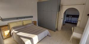 Postel nebo postele na pokoji v ubytování Rosanna kite apartments by the sea & pool with sunset