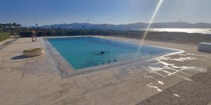 Bazén v ubytovaní Rosanna kite apartments by the sea & pool with sunset alebo v jeho blízkosti