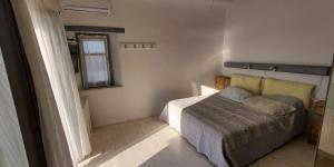 Posteľ alebo postele v izbe v ubytovaní Rosanna kite apartments by the sea & pool with sunset