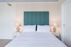 Una cama o camas en una habitación de The Merryburn - Rooms and Courtyard Studios
