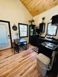 Gallery image of Shady Pines Cabin in Raymondville