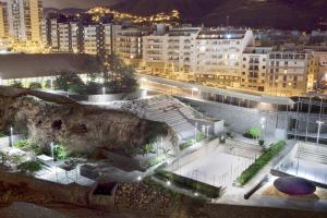 vistas a una ciudad por la noche con edificios en Apartamento en Santa Cruz, en Santa Cruz de Tenerife