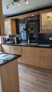 eine große Küche mit Holzschränken und Arbeitsflächen in der Unterkunft Gleneagles Country Apartments in Auchterarder