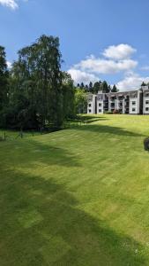 un gran campo de césped frente a un edificio en Gleneagles Country Apartments, en Auchterarder