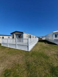 a row of mobile homes on a grass field at Aurora Way 81 in Lossiemouth