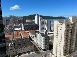 una vista aérea de una ciudad con edificios altos en Piemax Praia Grande - 100m PRAIA do BOQUEIRÃO e CENTRO - Vista MAR - Varanda GOURMET com CHURRASQUEIRA privativa - AR CONDICIONADO em todos os ambientes - Wi-Fi 250 Mbps - HOME OFFICE- Vaga de Garagem - Acomoda até 6 pessoas en Praia Grande