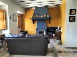 マルトスにあるCasa el Castanoのリビングルーム(ソファ、暖炉付)