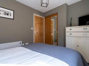 莫頓因馬什的住宿－Pass the Keys Elegant stylish home in historic town centre sleeps 3，卧室配有白色的床和梳妆台。