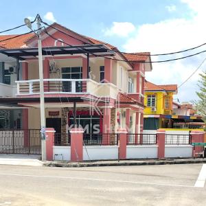 un edificio al lado de una calle en Kim’s Home - Homey At Your Stay, en Nibung Tebal