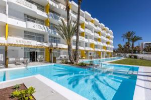 una piscina frente a un edificio en Abora Catarina by Lopesan Hotels, en Playa del Inglés
