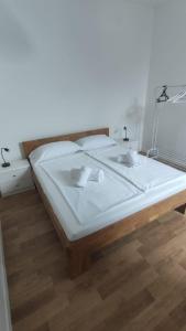 - un grand lit dans une chambre avec un miroir dans l'établissement Segantini 48, à Arco