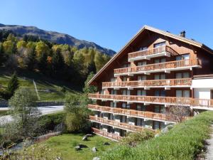 a hotel on a hill next to a river at Appartement 3 pièces jusqu'à 6 pers, Méribel centre, proche pistes et commerces - FR-1-411-68 in Les Allues