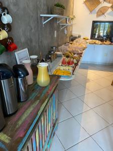 um balcão numa cozinha com um buffet de comida em Pousada Luar do Prata em Trindade