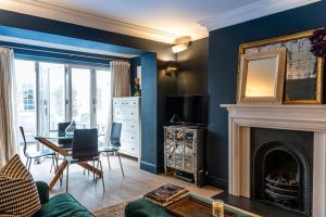 sala de estar con paredes azules y chimenea en The Brunswick Oasis en Londres