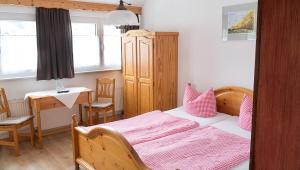 een slaapkamer met een bed en een tafel en stoelen bij Garni Hotel Bodden in Gummersbach