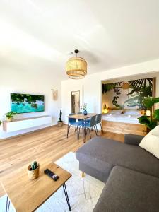 sala de estar con sofá y mesa en Best Butler Jungle Suite - Central - Netflix - Big Box en Haslach