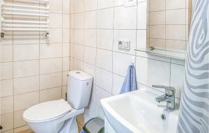 een badkamer met een toilet en een wastafel bij Amazing Apartment In Dominikowo With Kitchen in Dominikowo