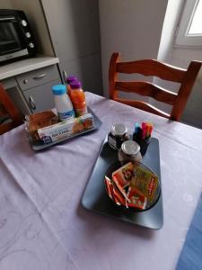 einen Tisch mit einem Tablett mit Essen drauf. in der Unterkunft Bureau Lesparre-médoc, l'estuaire in Lesparre-Médoc