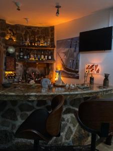 een bar in een kamer met een tafel en stoelen bij La Fortaleza De Haro in Puerto Ayora