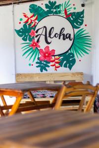 um sinal que diz coala numa parede em Aloha Hostel Pinhões em Fortaleza