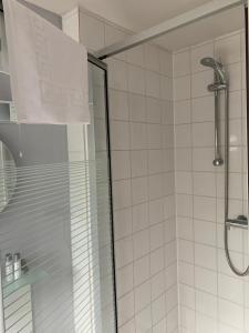 een badkamer met een douche met een glazen deur bij The Six Bells in Newbury