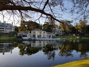 een huis bovenop een meer bij Green Park Hermosos Apartamentos Vista al Lago in Punta del Este