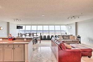 Cuina o zona de cuina de Fort Worth Condo with Racetrack Views and Pool Access